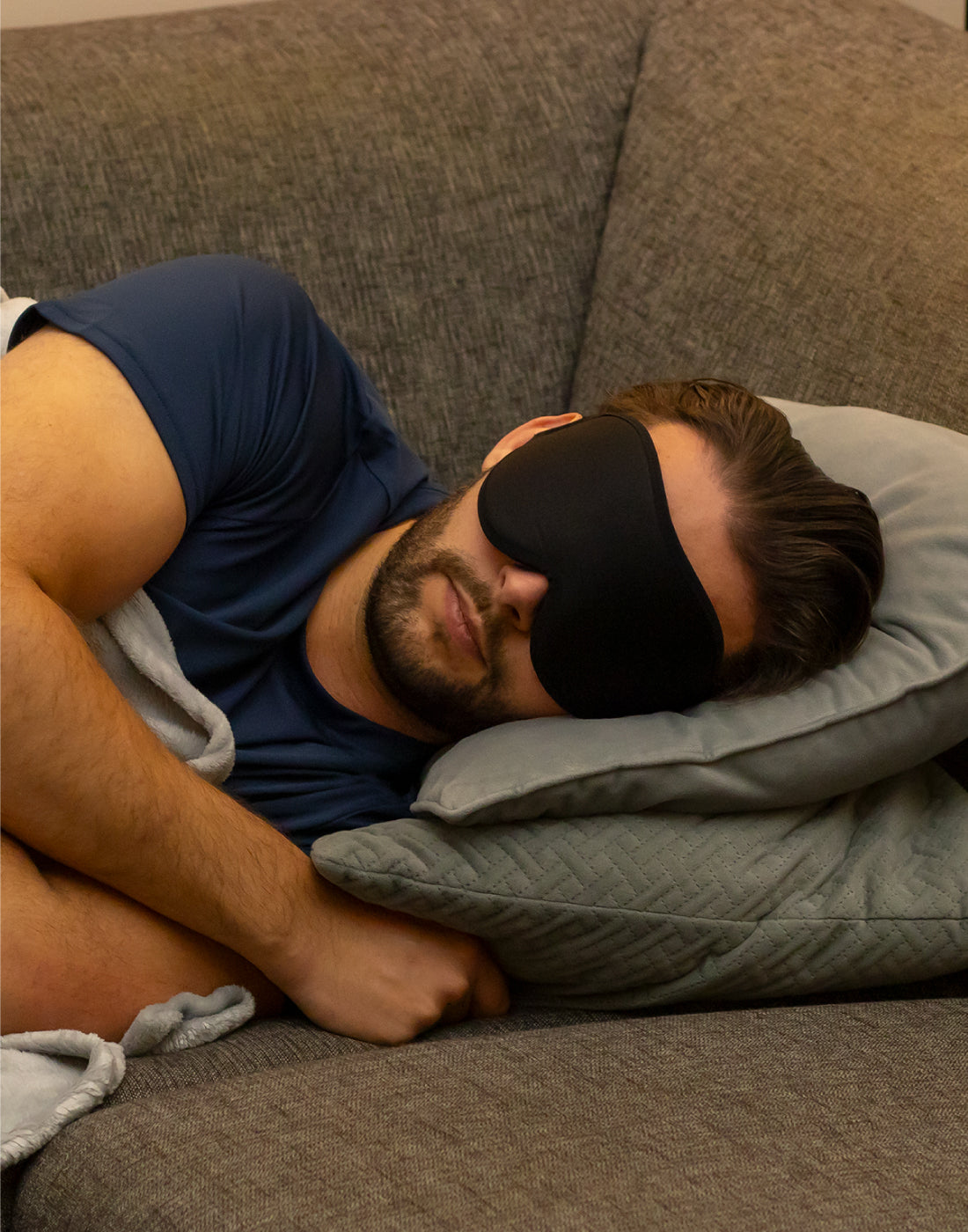 man die slaapt op de bank