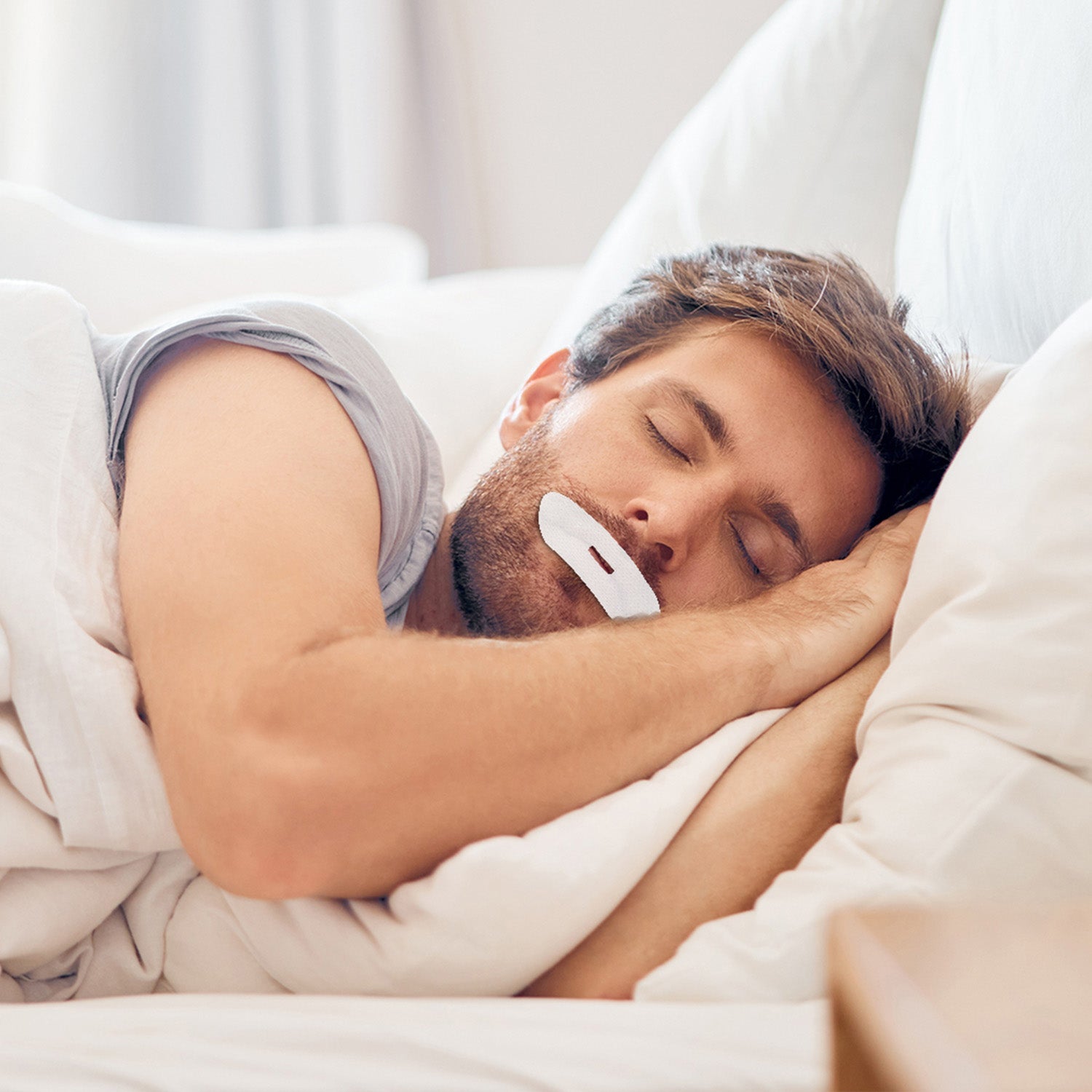 man die slaapt met snurkbeugel