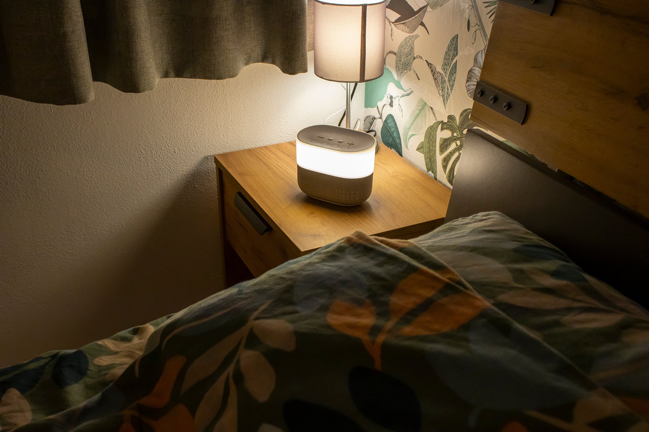 Slaaptrainer op nachtkastje