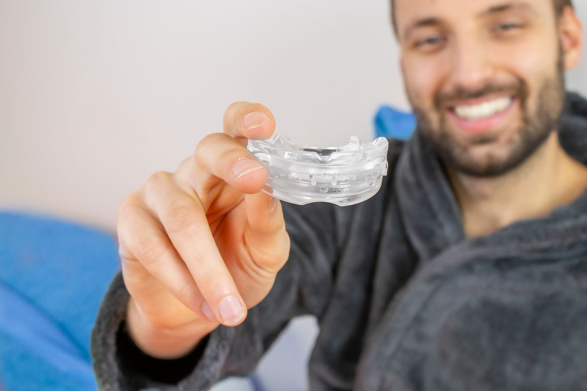 Man met een snurkbeugel