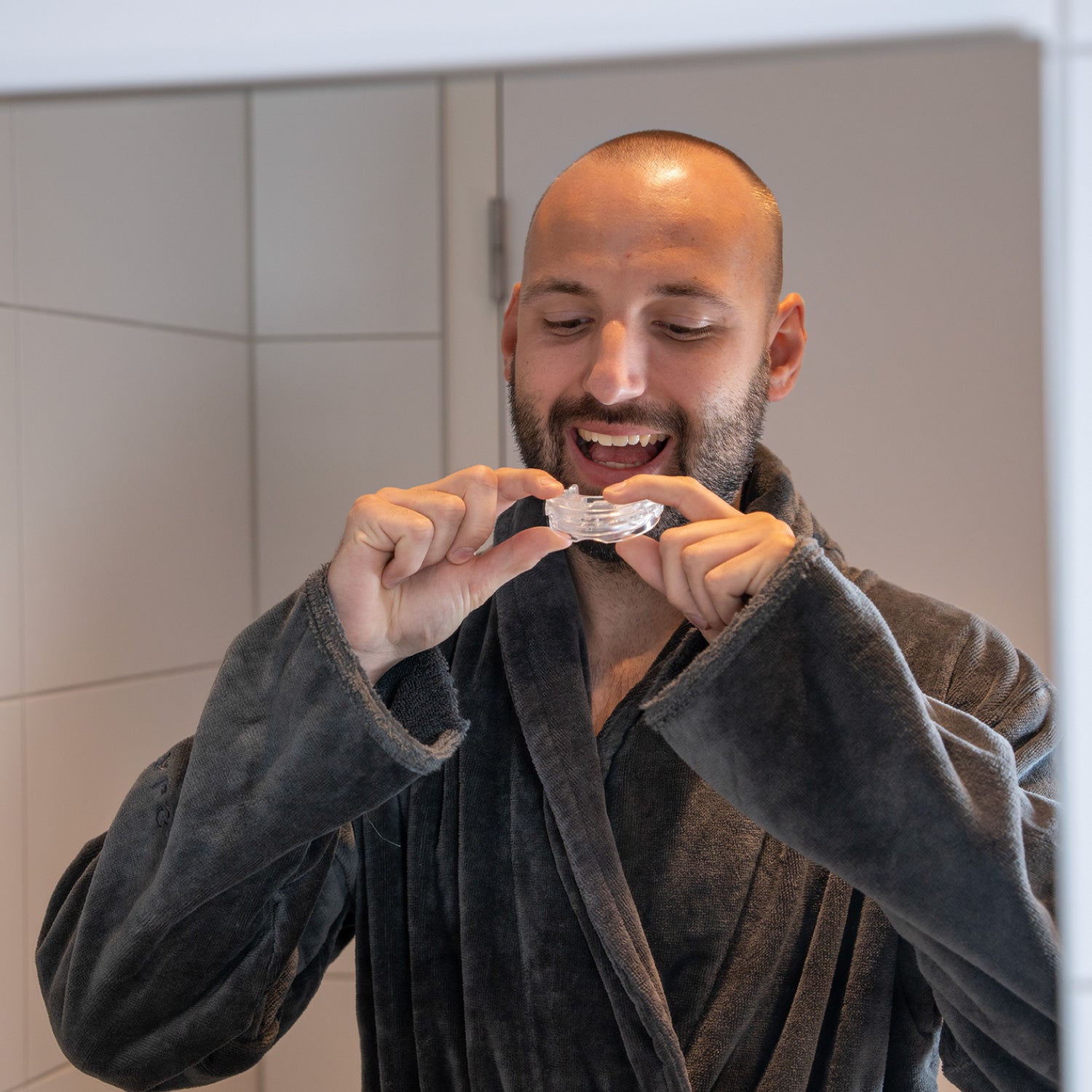 man met snurkbeugel
