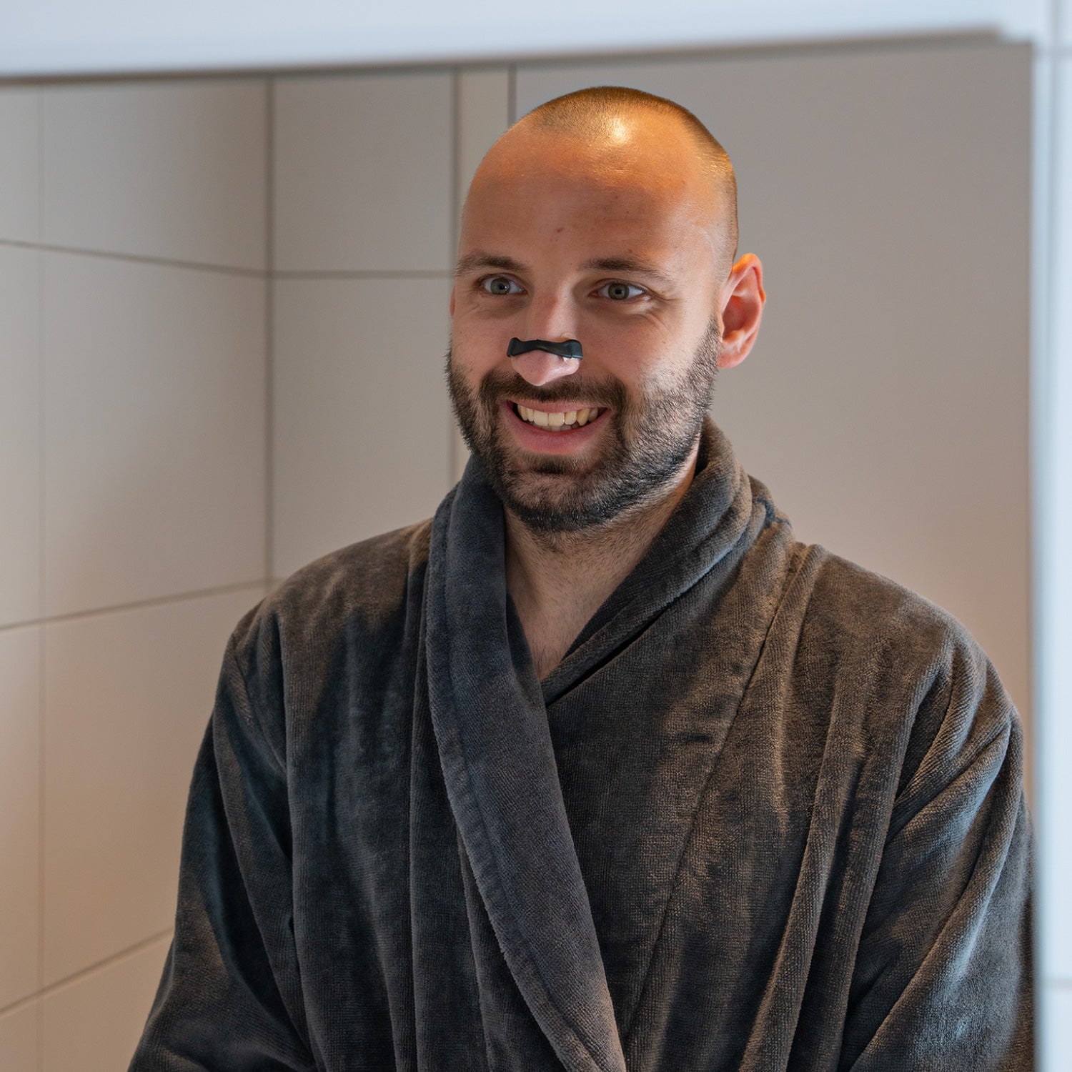 man met neusclip