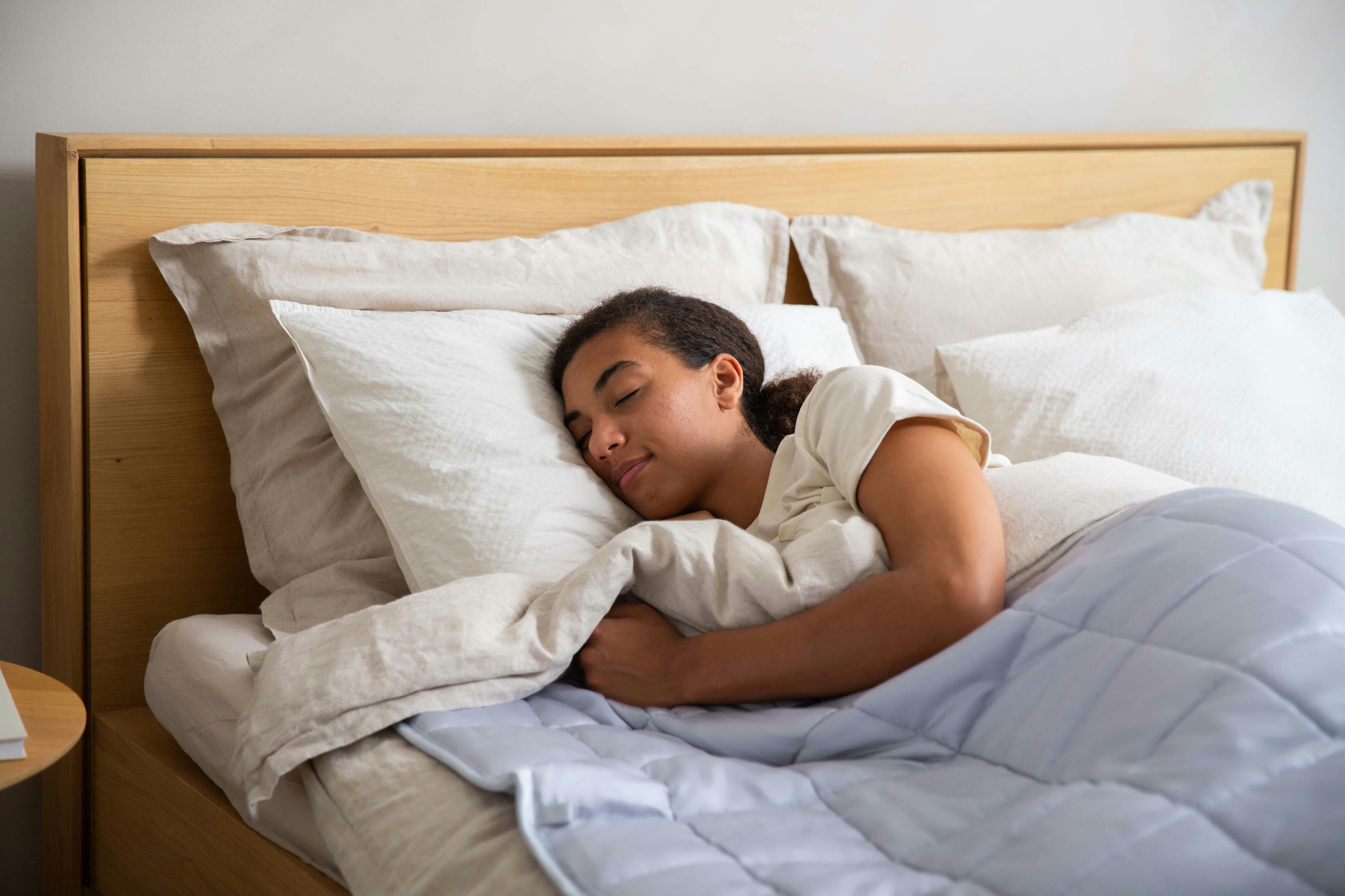 vrouw die in bed ligt te slapen