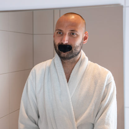 man met mondtape
